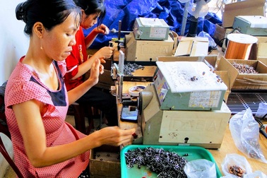 Mô hình gia công linh kiện điện tử giúp nhiều phụ nữ nông thôn thoát nghèo