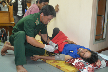 60 giờ ngược sóng từ Trường Sa đưa ngư dân vào bờ cấp cứu