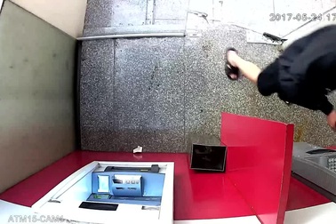 Gắn các thiết bị theo dõi bí mật tại ATM cực nhanh tại TPHCM