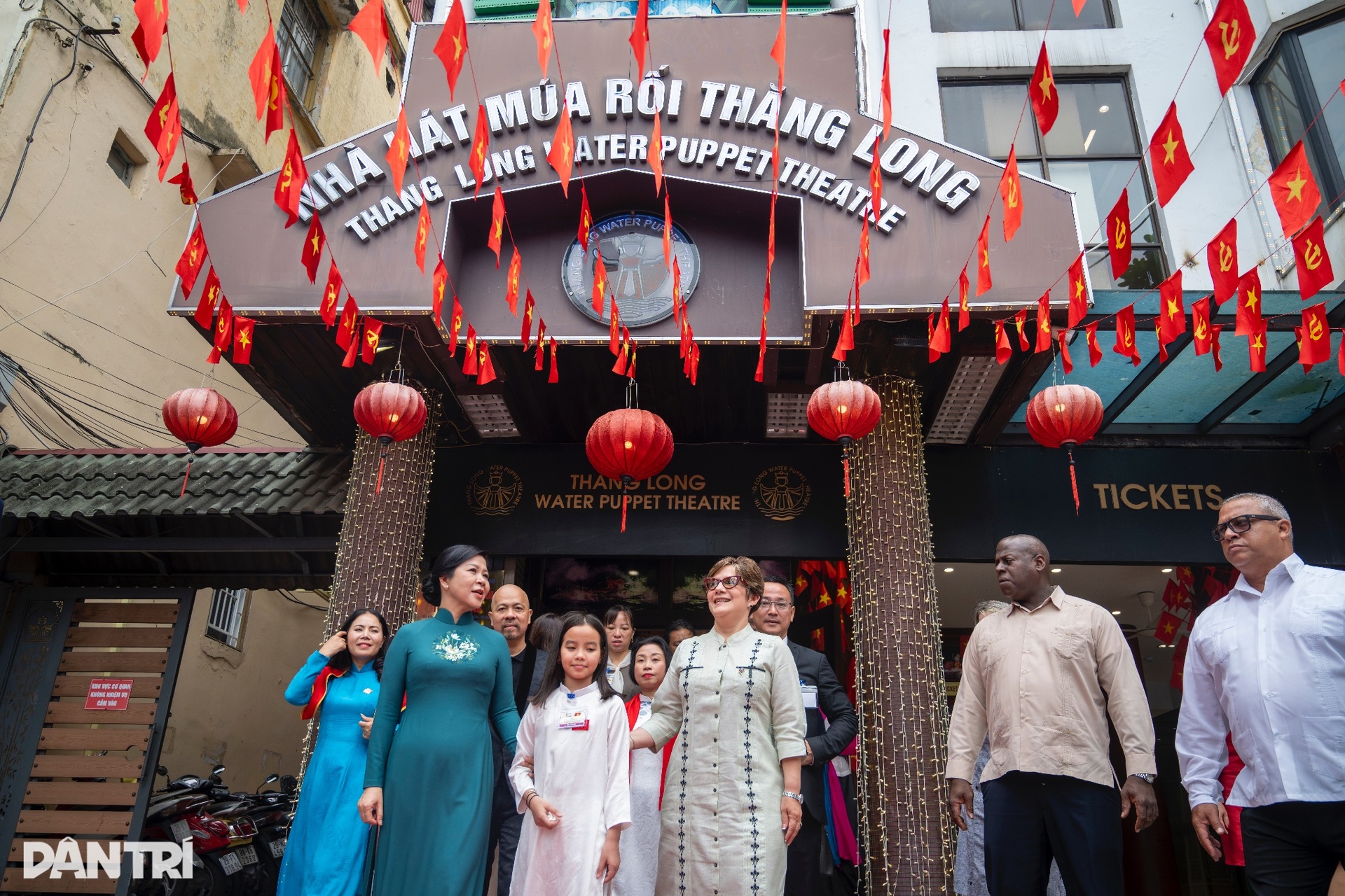Phu nhân Ngô Phương Ly cùng phu nhân Chủ tịch Cuba xem múa rối nước - 1 Phu nhân Ngô Phương Ly cùng phu nhân Chủ tịch Cuba xem múa rối nước - 1
