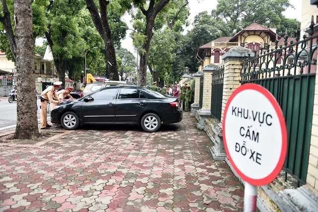 Đỗ ô tô trên vỉa hè có bị phạt không? - 1