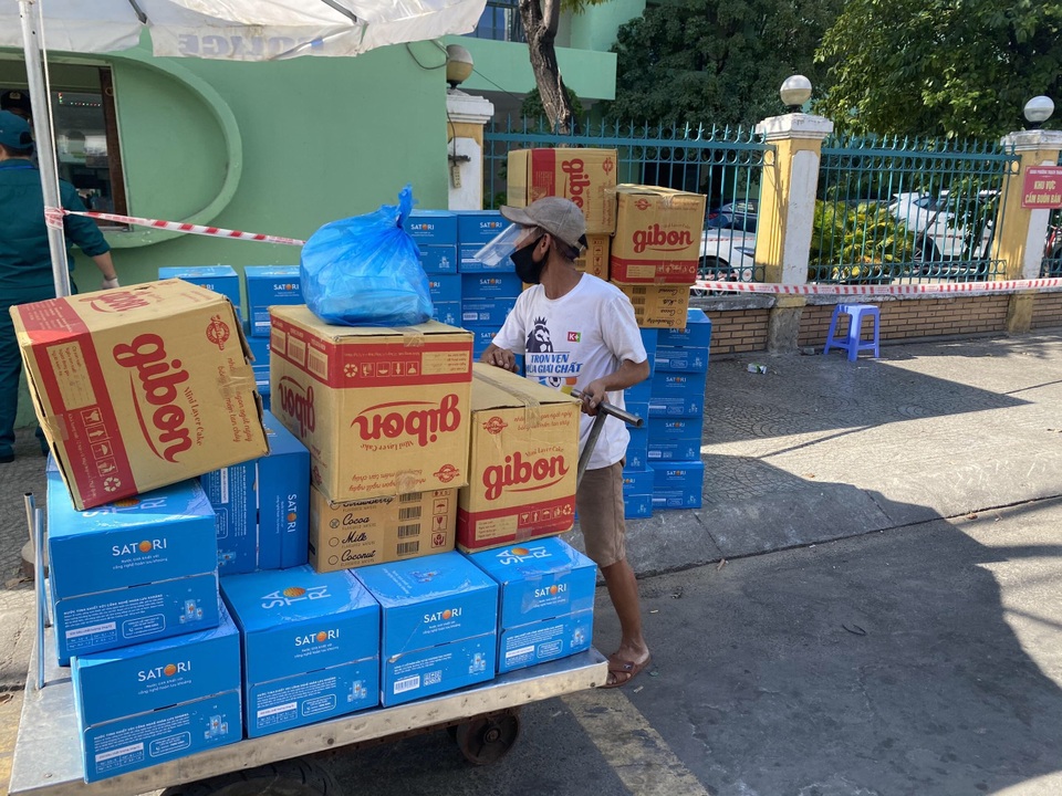 Đà Nẵng: Ba người tình nguyện làm “người vận chuyển” ở khu vực phong toả - 3 Đà Nẵng: Ba người tình nguyện làm “người vận chuyển” ở khu vực phong toả - 3