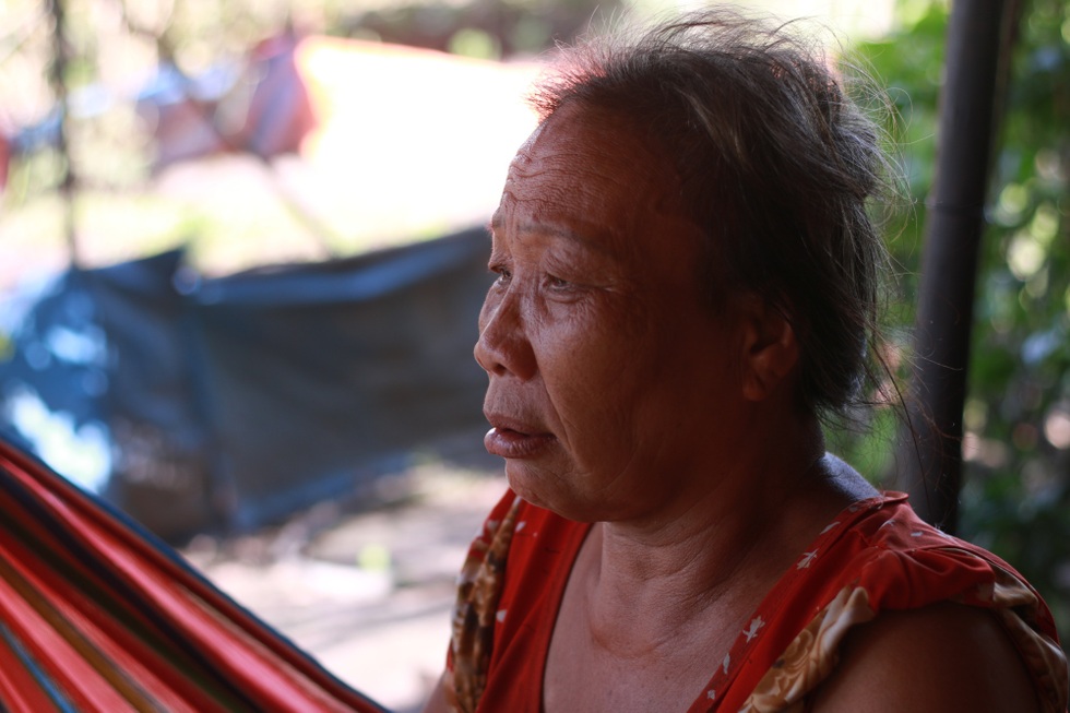 Cuộc sống bên nghĩa trang của cặp vợ chồng phụ nữ gắn bó 30 năm - 2