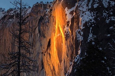 Tuyết rơi dày không ngăn nổi dòng người đổ xô tới xem “Thác lửa”