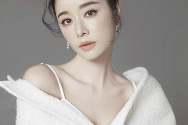 "Hạ Tử Vy" Lâm Tâm Như rạng rỡ đón tuổi 45