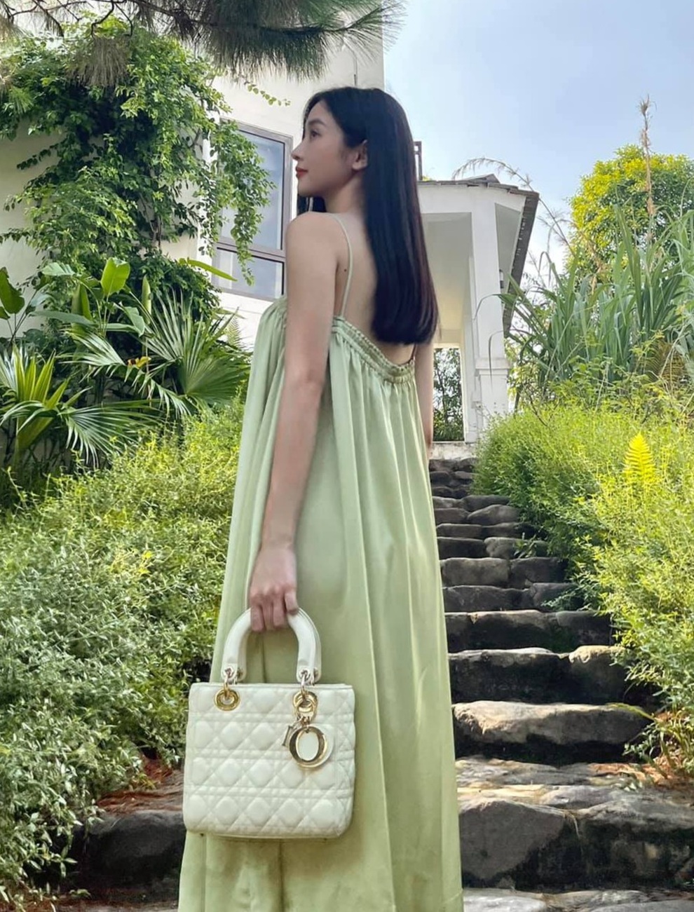 Lan Ngọc giãn cách vẫn lên đồ chụp ảnh, tạo dáng trong... phòng ngủ - 7 Lan Ngọc giãn cách vẫn lên đồ chụp ảnh, tạo dáng trong... phòng ngủ - 7