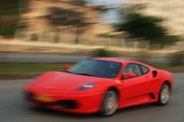 Hãy giàu có để đi Ferrari!