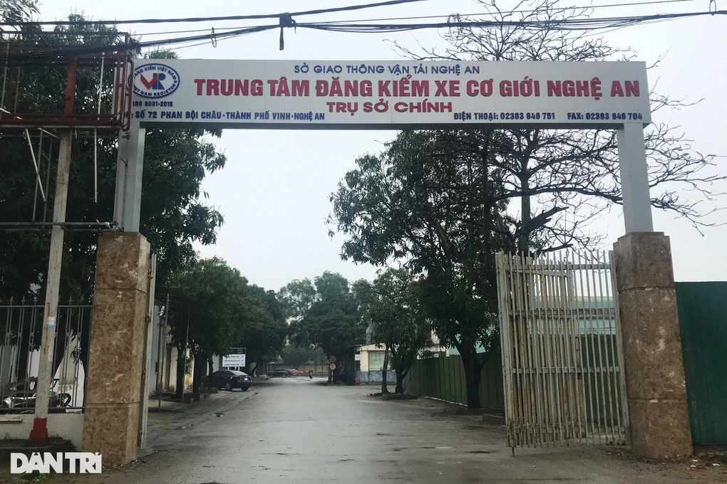 Khám xét nơi ở của Phó giám đốc Trung tâm Đăng kiểm xe cơ giới Nghệ An - 1 Khám xét nơi ở của Phó giám đốc Trung tâm Đăng kiểm xe cơ giới Nghệ An - 1