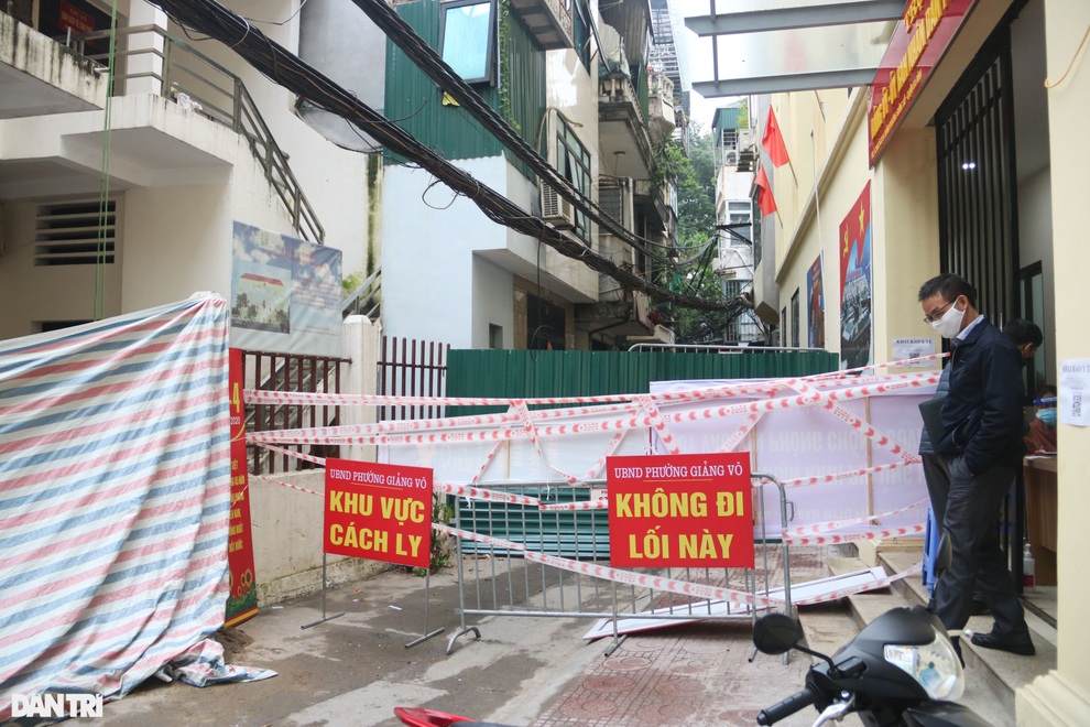 Hà Nội: Dựng rào chắn cao 2 m trước cửa UBND phường để chống dịch - 2 Hà Nội: Dựng rào chắn cao 2 m trước cửa UBND phường để chống dịch - 2