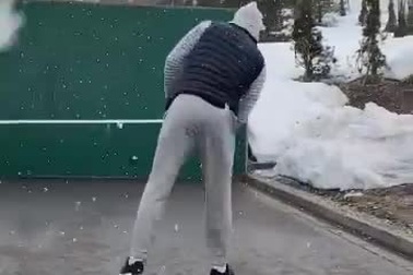 Ở nhà phòng dịch Covid-19, Roger Federer biểu diễn kỹ thuật hoàn hảo