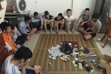 Phá tụ điểm đánh bạc có camera cảnh giới giữa lòng thành phố