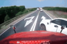 Tai nạn liên hoàn trên cao tốc Cam Lộ - La Sơn, 2 người tử vong