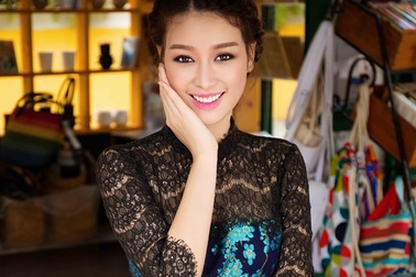 Hoa khôi Trương Tùng Lan khoe vóc dáng với váy ren điệu đà