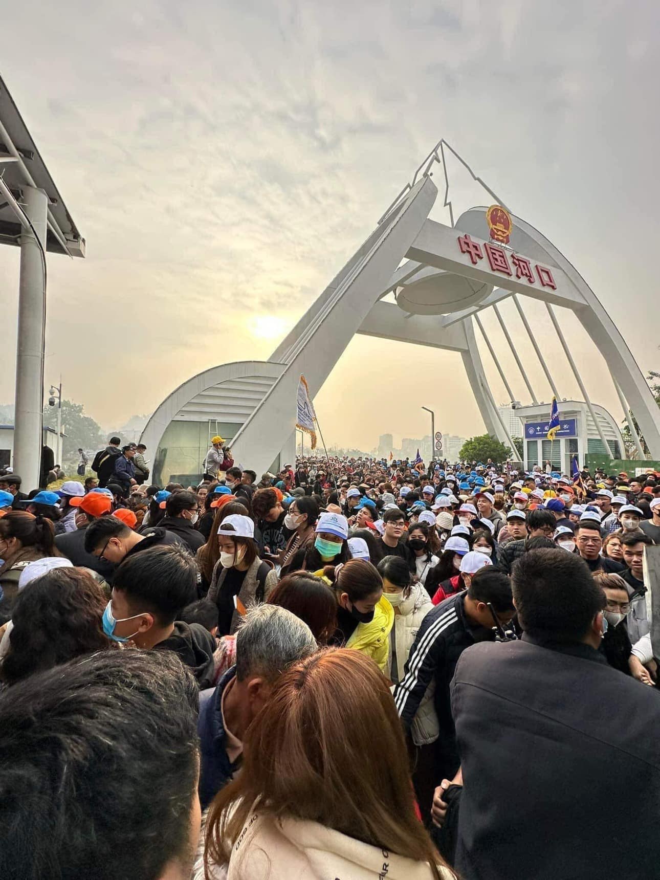 Moře lidí čekajících 5 hodin a používajících... žabky k rezervaci místa u hraniční brány Lao Cai - 2 Biển người chờ đợi 5 tiếng, dùng... dép để giữ chỗ ở cửa khẩu Lào Cai - 2