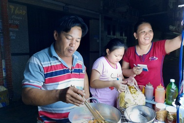Bươn chải nghề bán cá viên chiên đêm ở Sài Gòn
