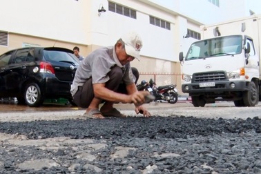 An Giang khen thưởng đột xuất ông lão 6 năm vá đường không công