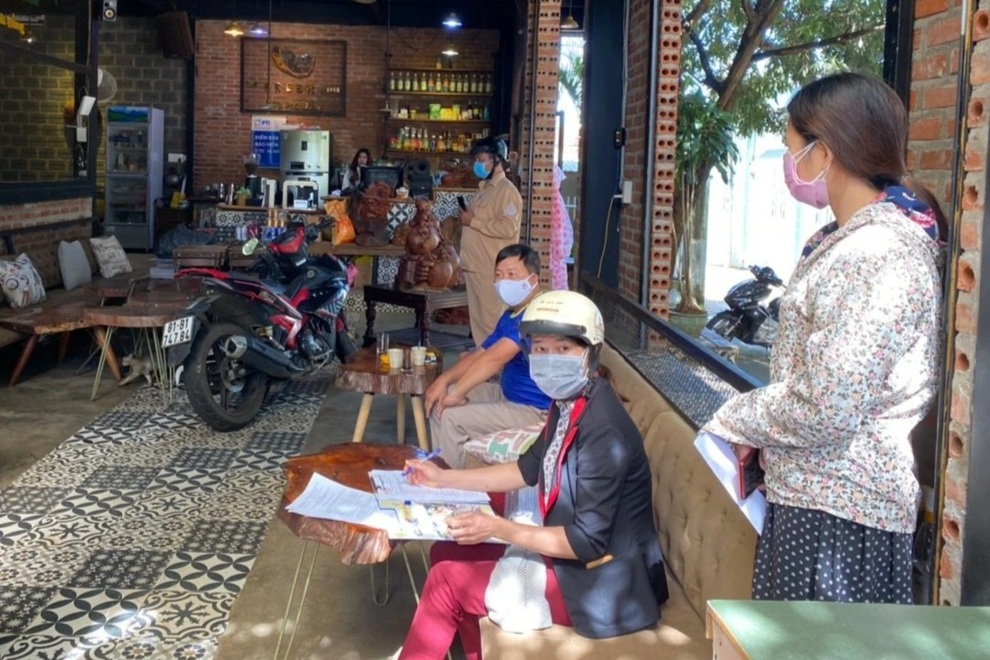 Bất chấp giãn cách mở quán cà phê, cả chủ lẫn khách bị phạt 14 triệu đồng - 1 Bất chấp giãn cách mở quán cà phê, cả chủ lẫn khách bị phạt 14 triệu đồng - 1