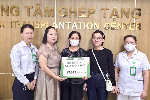 Trao hơn 447 triệu đồng do bạn đọc Dân trí giúp đỡ mẹ đơn thân mắc suy thận