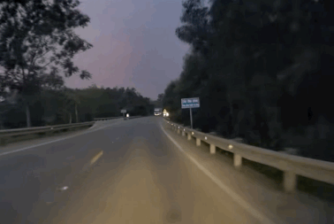 Xe bán tải lao vào vệ đường, đâm đổ cột biển báo vì chạy lấn làn vượt ẩu