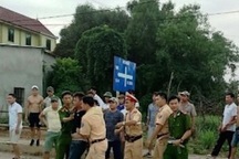 Không đội mũ bảo hiểm, hai thanh niên mang dao chém CSGT