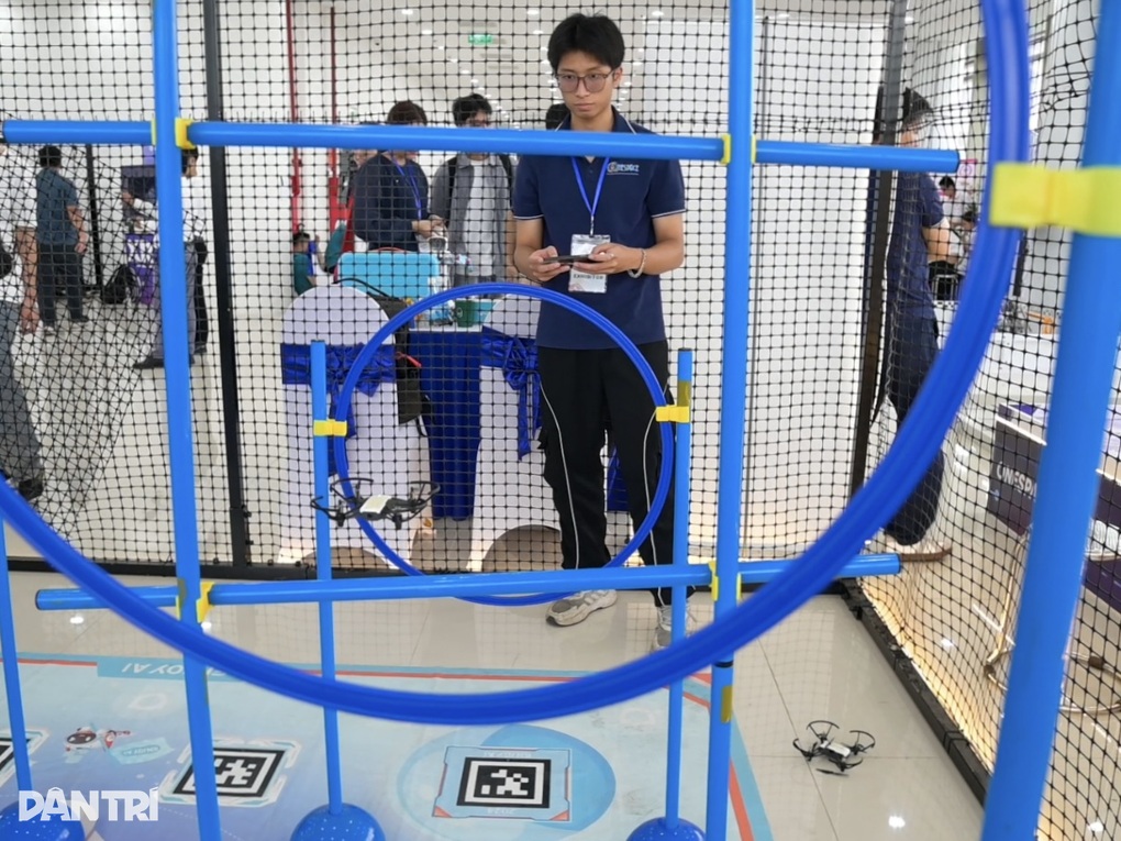 Trải nghiệm điều khiển drone, đấu robot tại triển lãm Đổi mới sáng tạo 2025 - 1