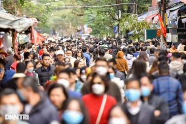 "Biển người" ùn ùn đi lễ phủ Tây Hồ ngày đầu năm mới Quý Mão 2023