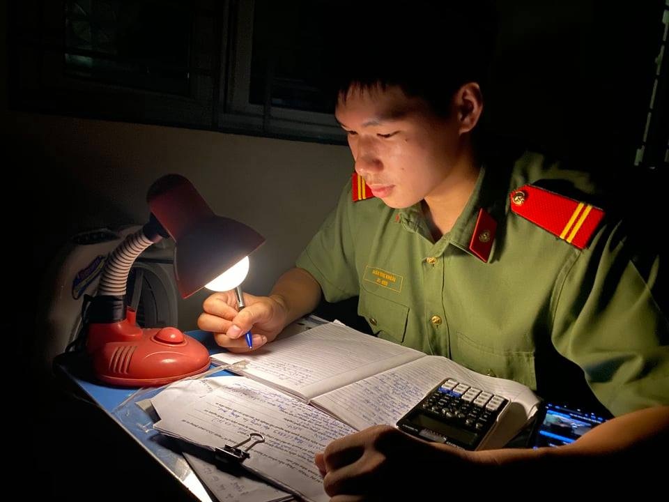 Nghị lực vượt khó của các chiến sĩ nghĩa vụ đạt điểm cao xét tuyển đại học - 3 Nghị lực vượt khó của các chiến sĩ nghĩa vụ đạt điểm cao xét tuyển đại học - 3