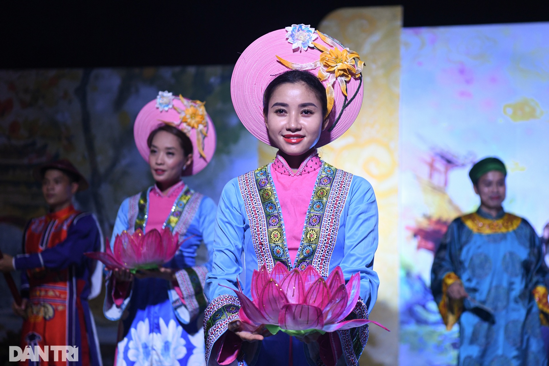 Chong đèn khám phá cấm cung nghìn năm tuổi ngay giữa Hà Nội lúc nửa đêm - 8 Chong đèn khám phá cấm cung nghìn năm tuổi ngay giữa Hà Nội lúc nửa đêm - 8