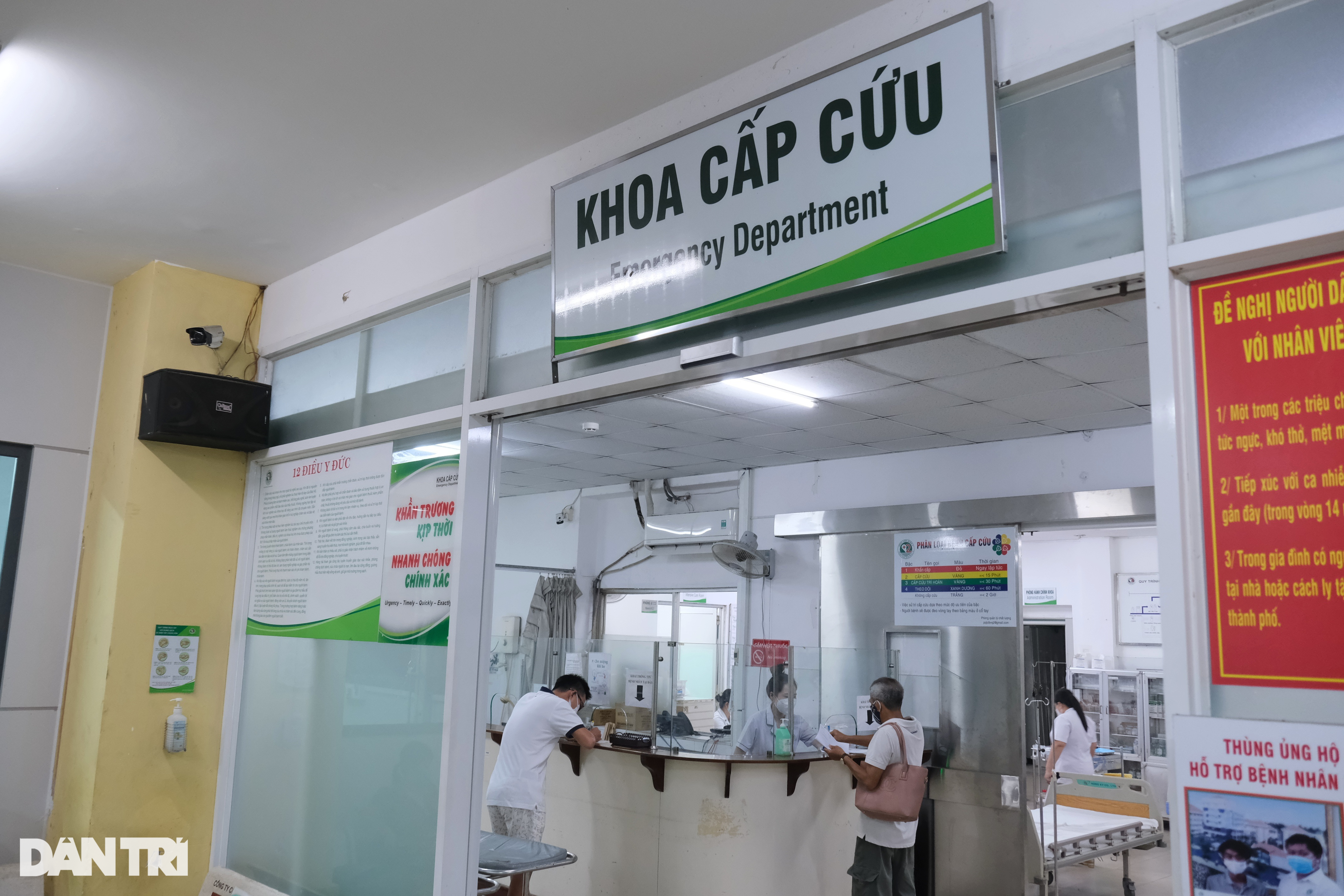 Đêm trực sống - chết của bác sĩ cấp cứu: Con người, đâu phải cái máy - 10 Đêm trực sống - chết của bác sĩ cấp cứu: Con người, đâu phải cái máy - 10