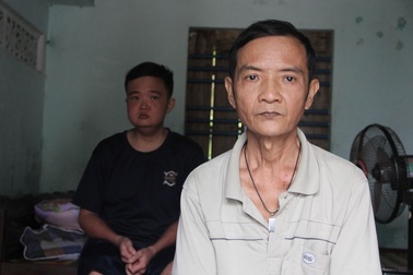 Người cha nghèo nghẹn ngào mong con trai được cứu trước khi mình qua đời