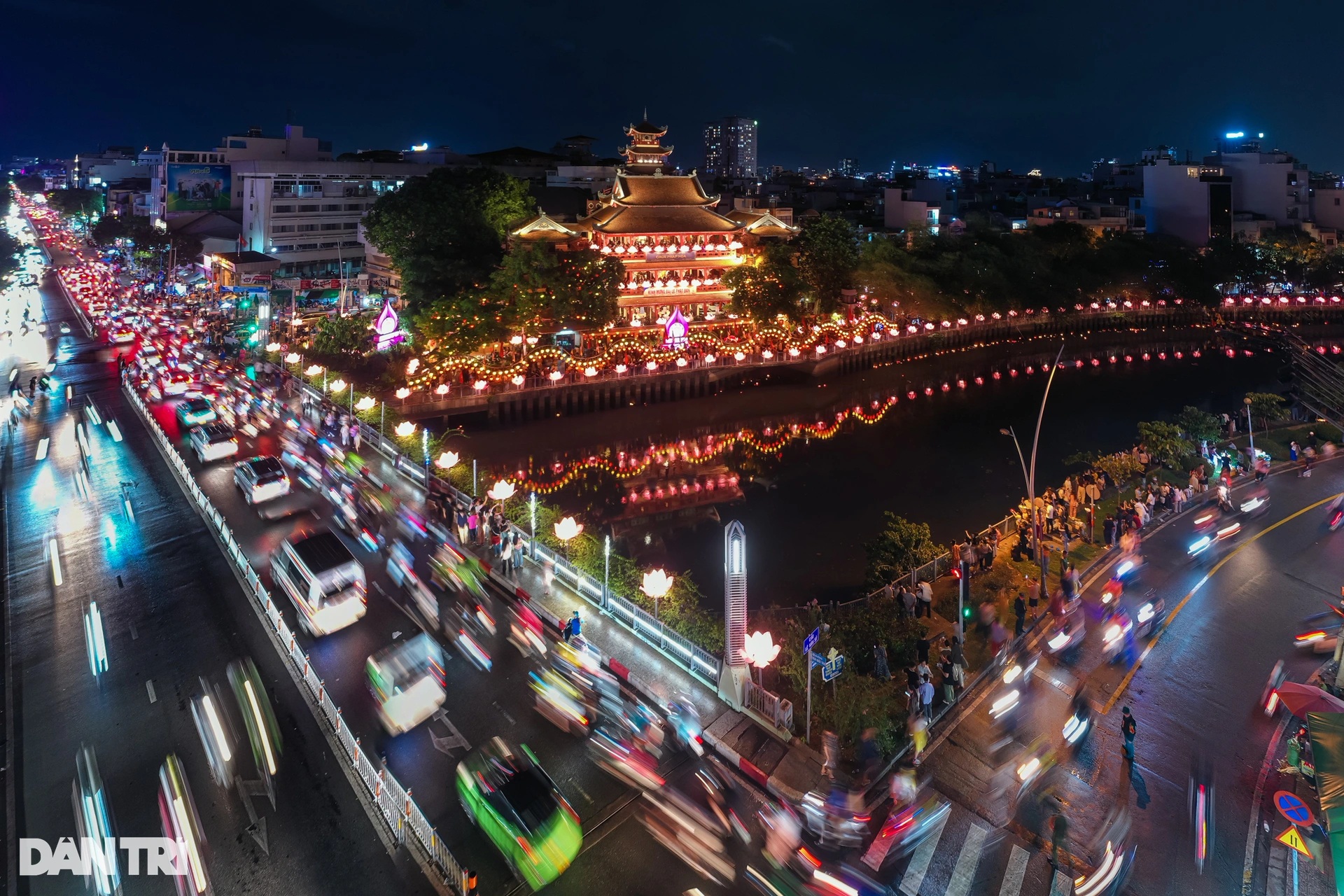 Hàng nghìn người tham gia Đêm hội hoa đăng ở chùa Pháp Hoa - 1 Hàng nghìn người tham gia Đêm hội hoa đăng ở chùa Pháp Hoa - 1