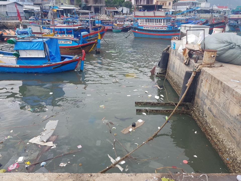 Đảo hơn 3.000 dân ở Nha Trang ngập rác mùa biển động - 6 Đảo hơn 3.000 dân ở Nha Trang ngập rác mùa biển động - 6