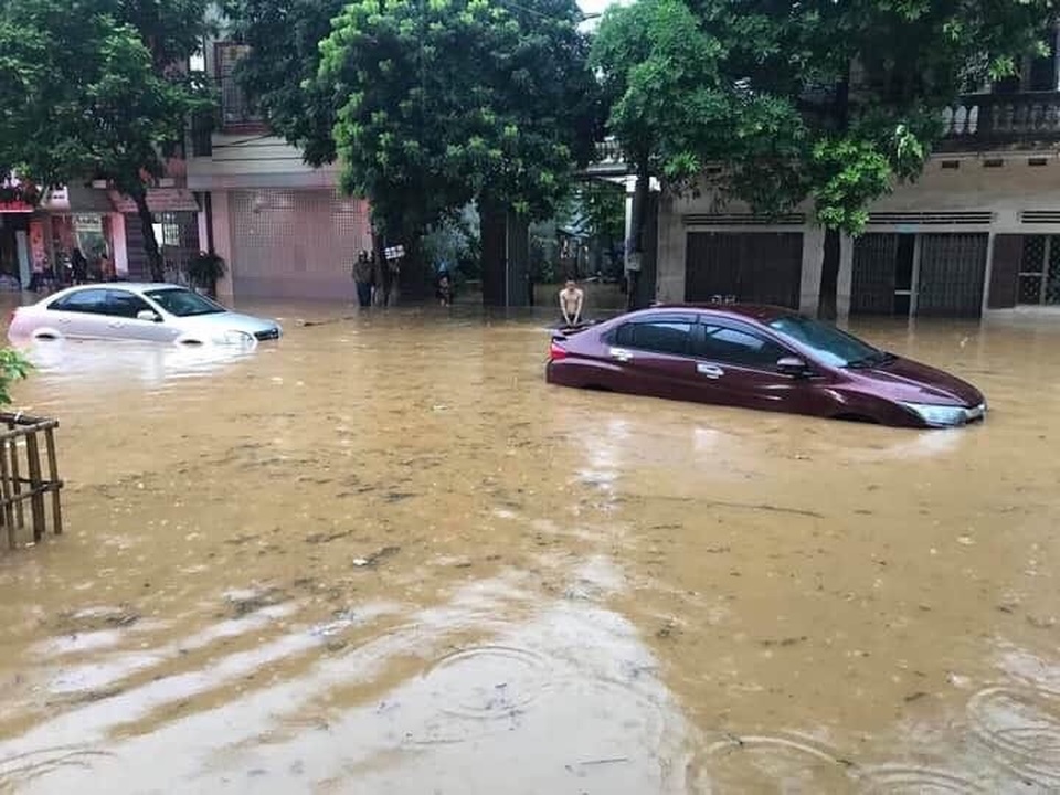 Nước dâng cao ngang thân ô tô sau trận mưa lớn - 1 Nước dâng cao ngang thân ô tô sau trận mưa lớn - 1