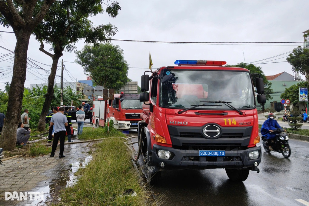 Kho hàng bốc cháy kèm tiếng nổ lớn, cột khói bốc cao hàng trăm mét - 3