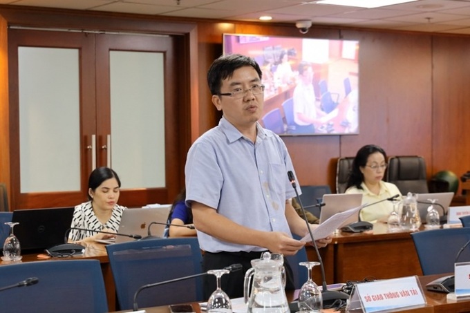 Đại diện Sở GTVT thông tin về việc thu phí tạm thời lòng đường, vỉa hè từ năm 2024. Ảnh: LINH NHI