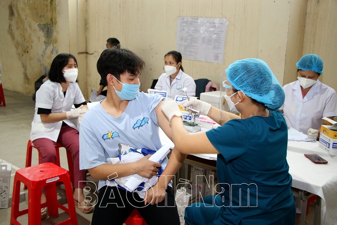 Học sinh THPT trên địa bàn tỉnh Hà Nam được tiêm phòng Vaccine Covid-19. Ảnh baohanam.com.vn