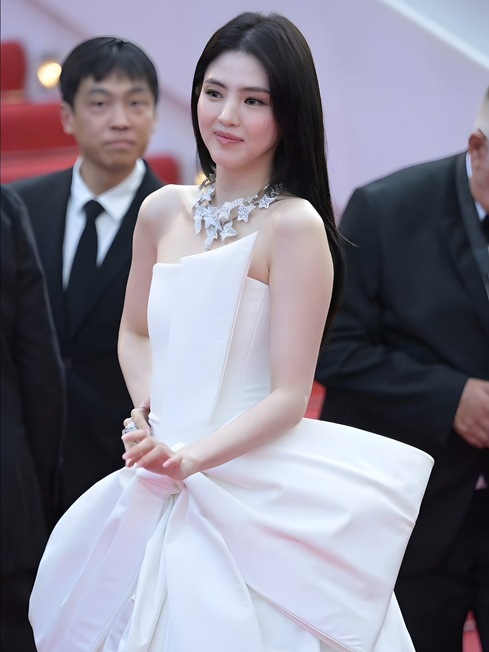 តារាអាស៊ីនៅទីក្រុង Cannes៖ ខ្លះត្រូវបានគេសរសើរ ខ្លះត្រូវបានទាត់ចោលលើកម្រាលព្រំក្រហម - ៨ Dàn sao châu Á tại Cannes: Người được tung hô, người bị đuổi khỏi thảm đỏ - 8