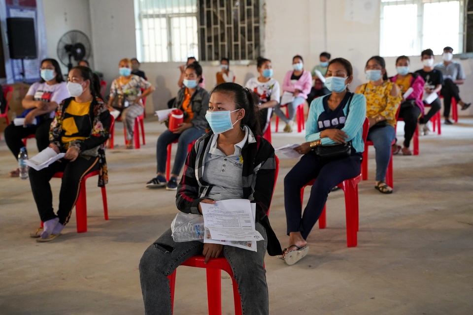 Phnom Penh bị phong tỏa, dân Campuchia càn quét siêu thị tích thực phẩm - 8 Phnom Penh bị phong tỏa, dân Campuchia càn quét siêu thị tích thực phẩm - 8