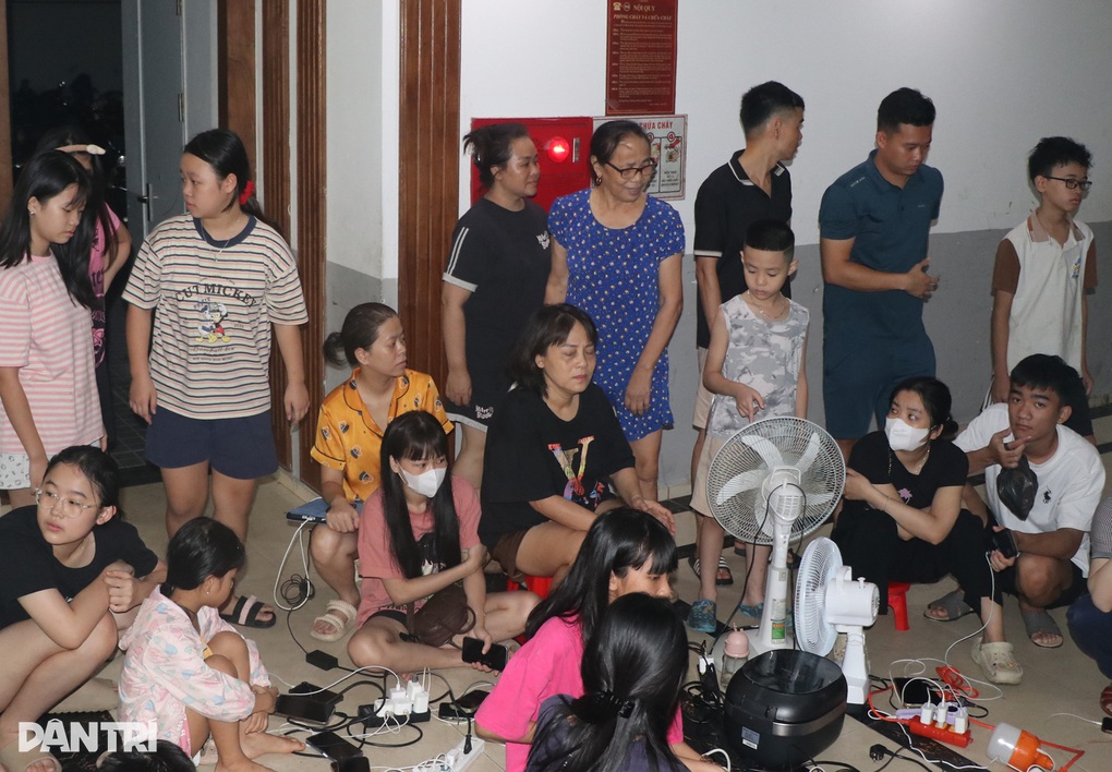 Mất điện do bão, dân chung cư nháo nhào mang nồi cơm, điện thoại đi cắm nhờ - 3 Mất điện do bão, dân chung cư nháo nhào mang nồi cơm, điện thoại đi cắm nhờ - 3