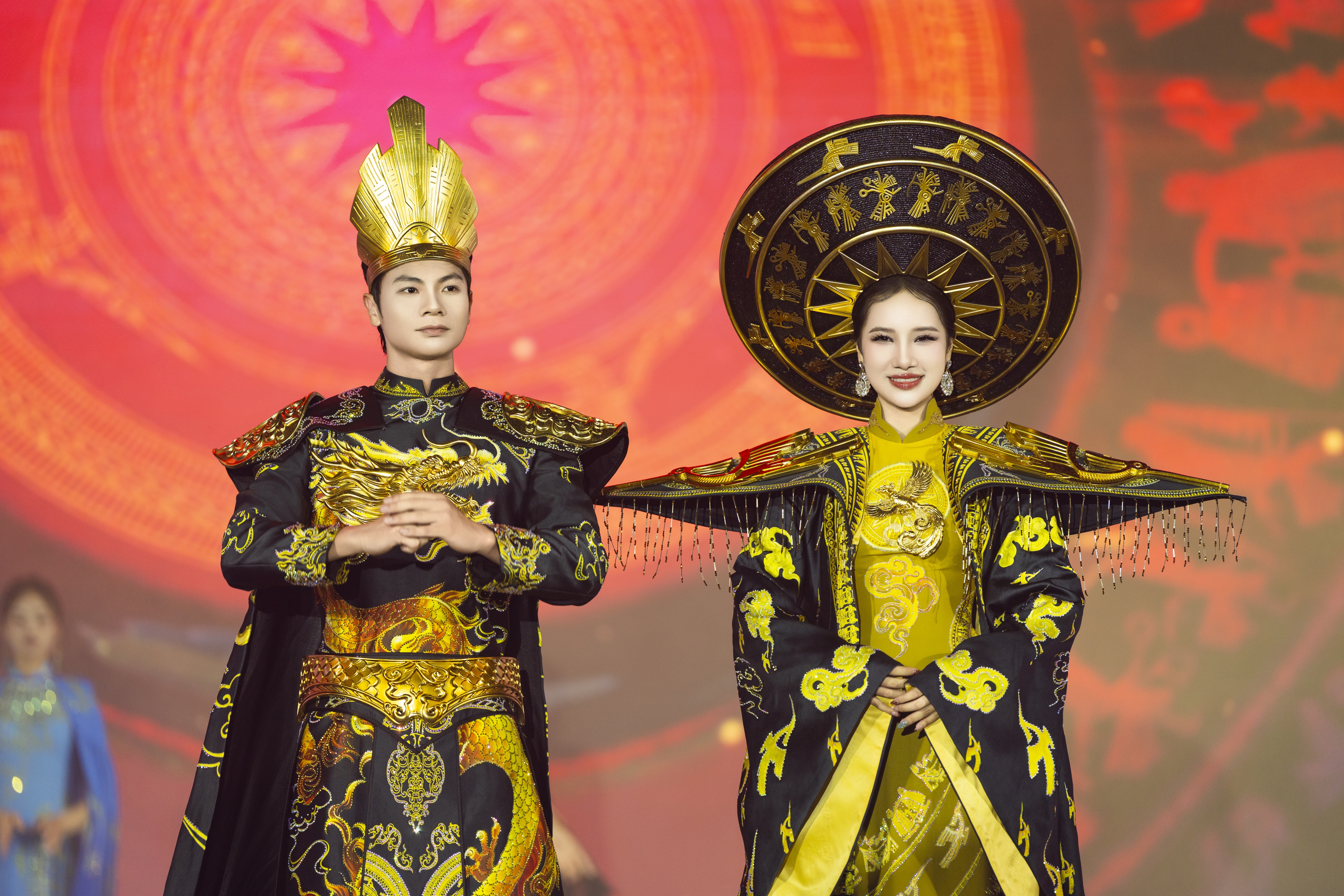 Hoa hậu Hoàng Châu Anh thu hút với áo dài “cánh sen phát sáng” dưới mưa - 4 Hoa hậu Hoàng Châu Anh thu hút với áo dài “cánh sen phát sáng” dưới mưa - 4