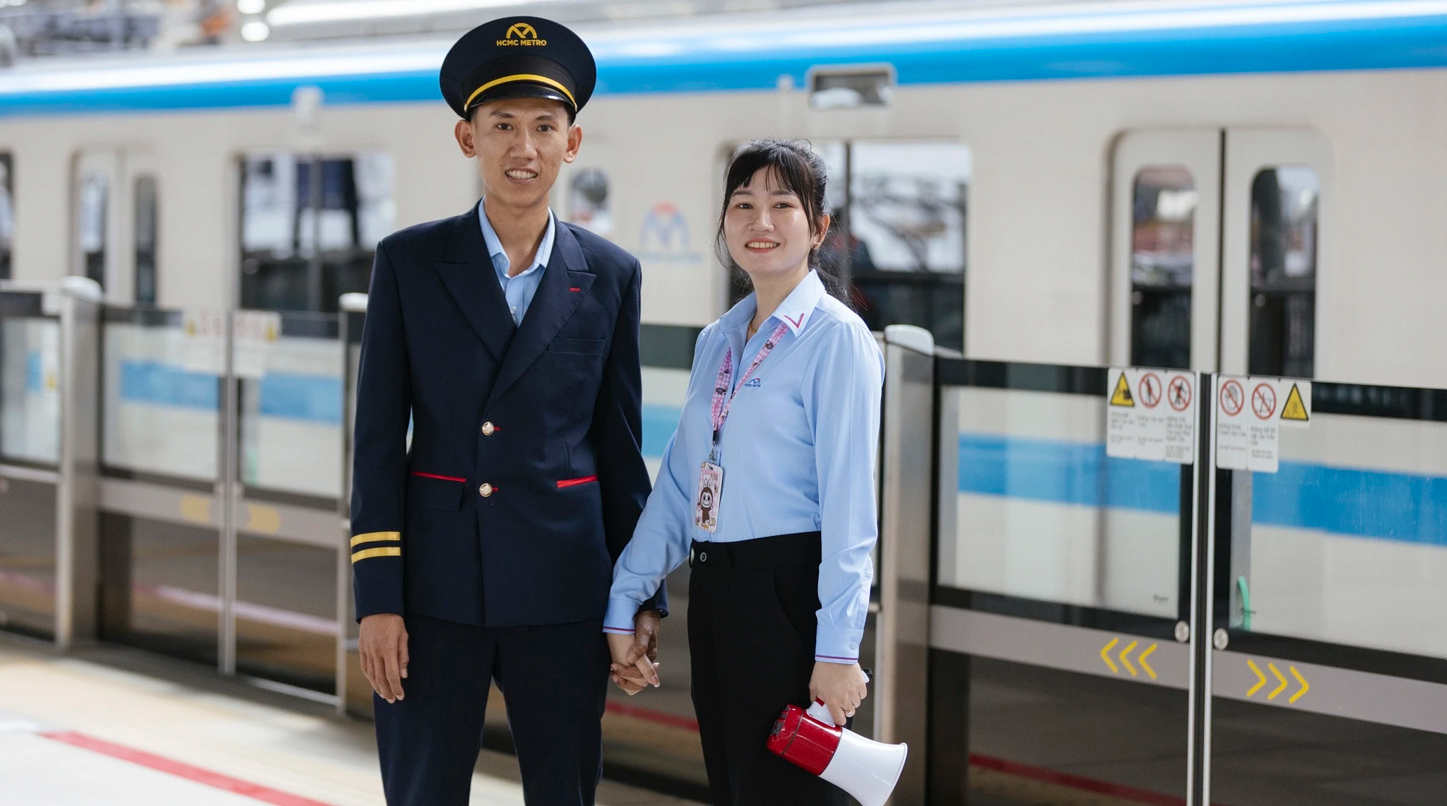 Vợ chồng tôi là Nguyễn Phú Võ, 34 tuổi, và Nguyễn Mộng Cầm, 31 tuổi, cả hai cùng làm việc tại tuyến metro số 1 của TP.HCM. Công việc ở đây không chỉ giúp chúng tôi có thu nhập ổn định mà còn gắn bó hơn với sự phát triển của thành phố.