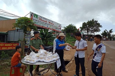 Thầy giáo tặng hàng trăm suất cơm miễn phí cho học trò vùng cao