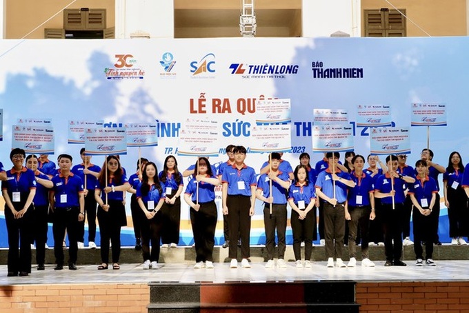 Ra mắt các đội hình sinh viên tình nguyện tại Lễ ra quân.