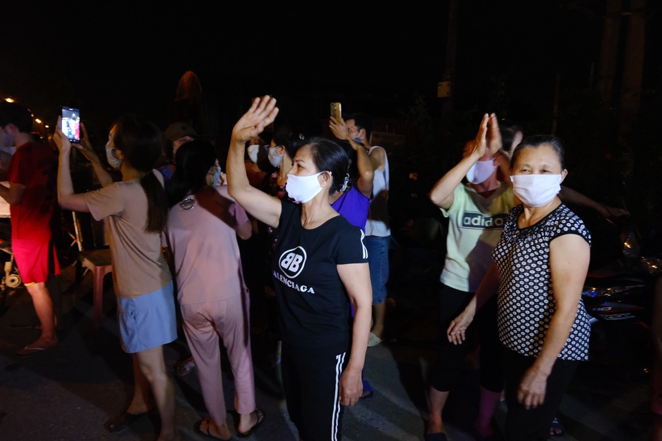 Khoảnh khắc gỡ bỏ hàng rào tại khu cách ly Hạ Lôi - 11 Khoảnh khắc gỡ bỏ hàng rào tại khu cách ly Hạ Lôi - 11