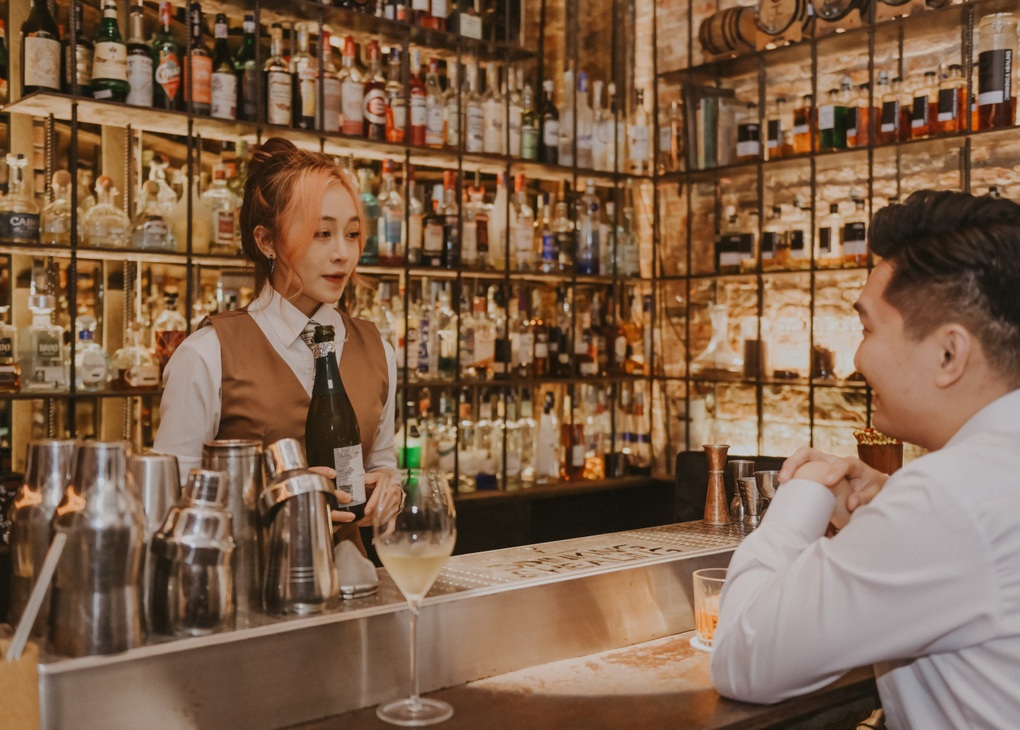 Nữ bartender triệu view, pha rượu như múa: Làm gì khi khách mời bay? - 5 Nữ bartender triệu view, pha rượu như múa: Làm gì khi khách mời bay? - 5