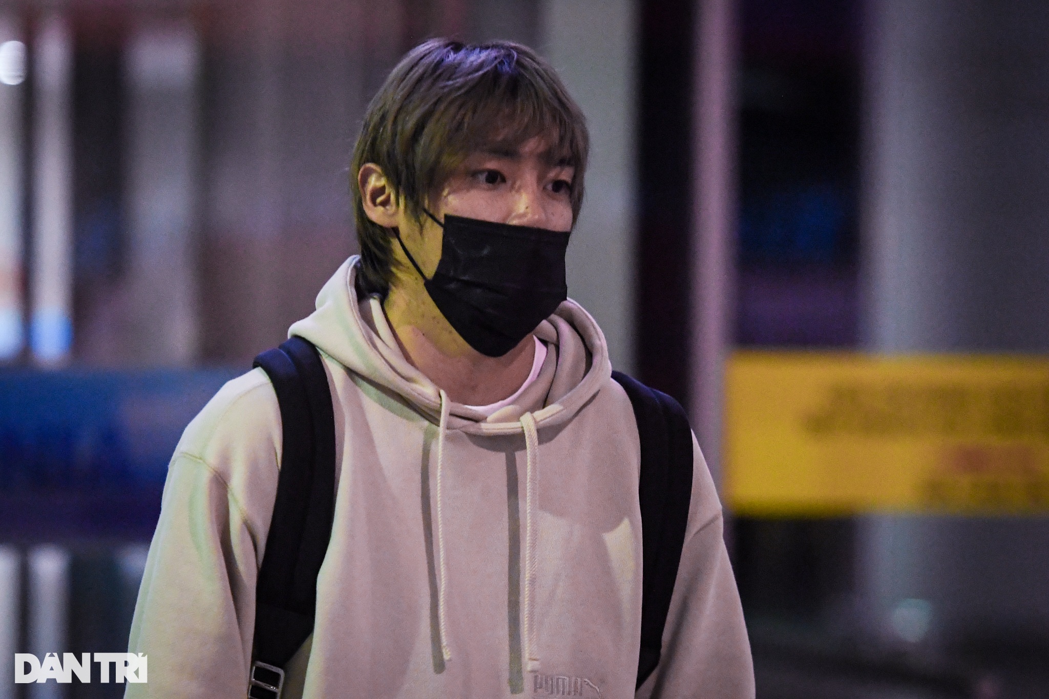 Takumi Minamino vẫy tay chào người hâm mộ khi đặt chân tới Việt Nam - 8 Takumi Minamino vẫy tay chào người hâm mộ khi đặt chân tới Việt Nam - 8
