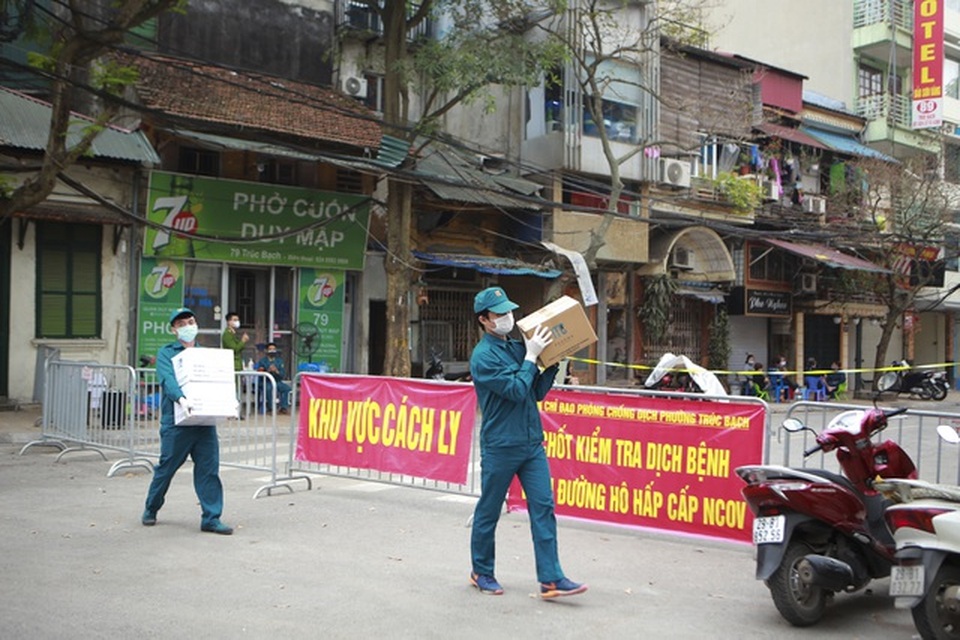 Tình người dưới cơn mưa tại khu cách ly Covid-19 Trúc Bạch - 10 Tình người dưới cơn mưa tại khu cách ly Covid-19 Trúc Bạch - 10