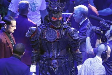 Võ sĩ quyền anh thua cuộc vì... phục trang quá nặng?