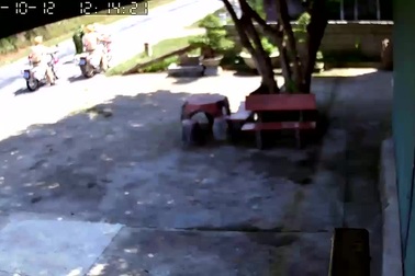 Cảnh sát giao thông dọn 2 bao tải rác tránh nguy hiểm cho người đi đường