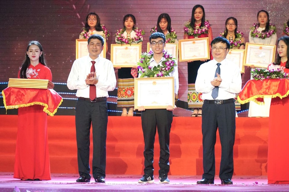 Nghệ An: Luôn tạo điều kiện cho tài năng tiếp tục tỏa sáng - 3 Nghệ An: Luôn tạo điều kiện cho tài năng tiếp tục tỏa sáng - 3